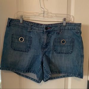 Tommy Hilfiger Women’s Dark Wash blue jean shorts.
